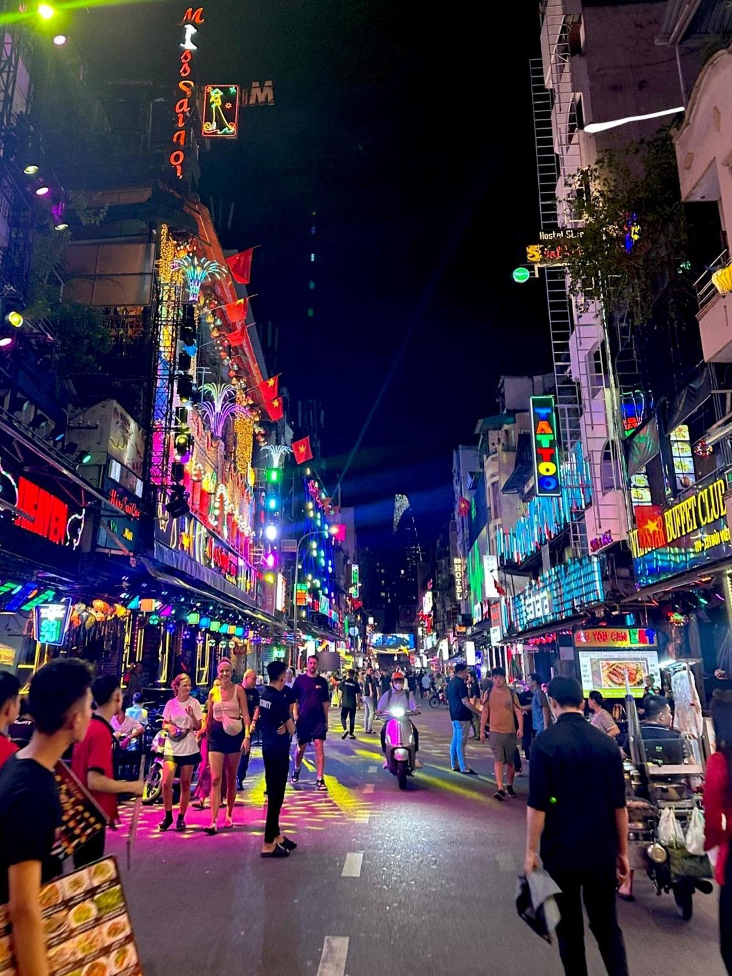 The Hidden Hogwarts - Nearly Bui Vien Walking Street Aparthotel Ho Chi Minh City Bagian luar foto