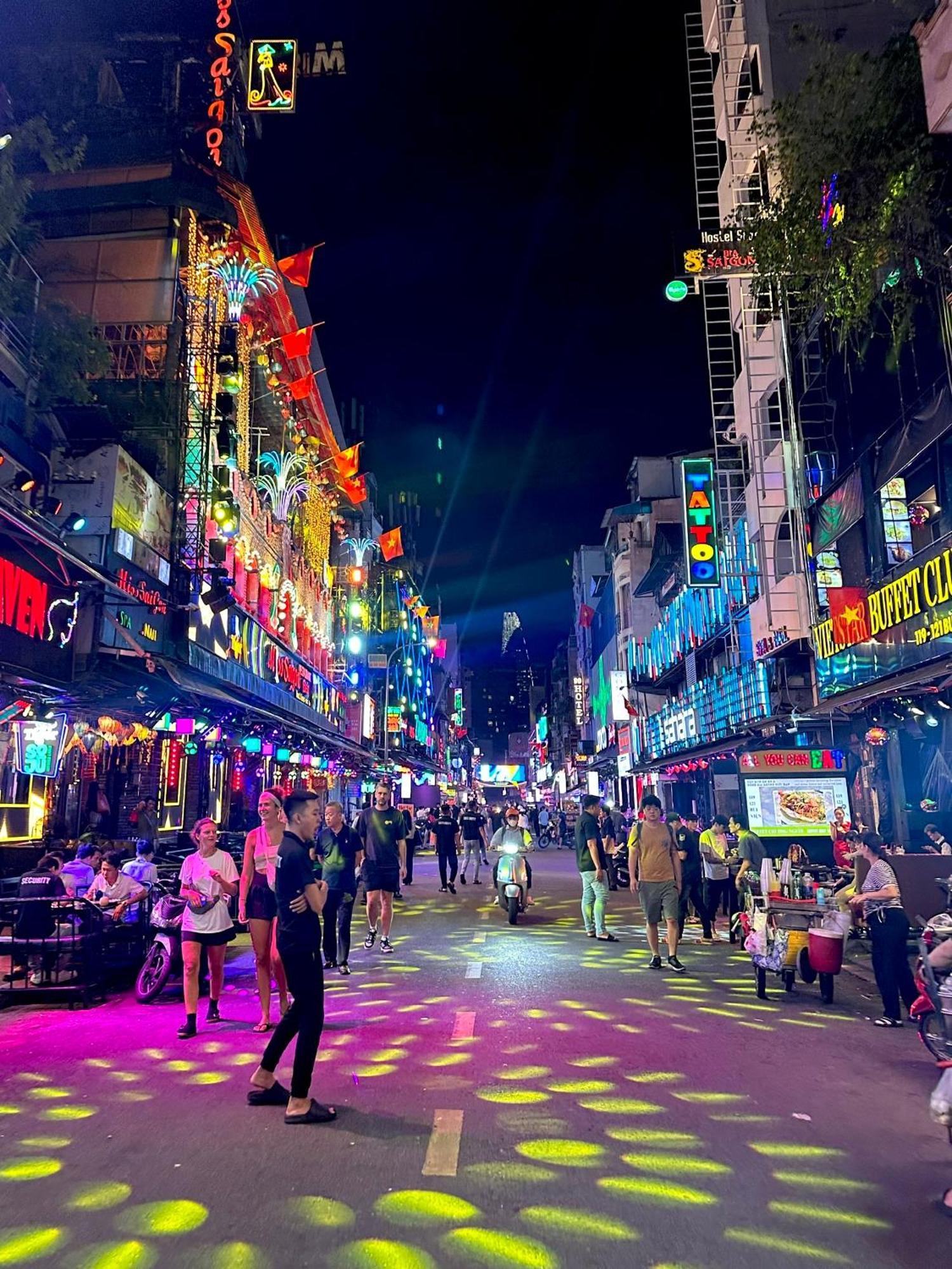 The Hidden Hogwarts - Nearly Bui Vien Walking Street Aparthotel Ho Chi Minh City Bagian luar foto